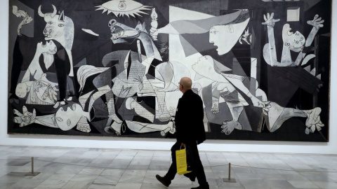 Un visitante pasa frente al Guernica, en el Museo Reina Sofía. / EFE