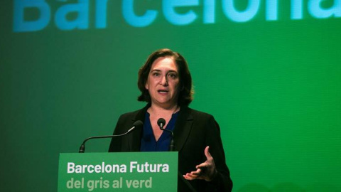 L'alcaldessa de Barcelona i candidata a la reelecció de BComú, Ada Colau, durant la conferència "Barcelona Futura, del gris al verd", celebrada aquest dilluns al Centre de Cultura de Dones Francesca Bonnemaison. EFE/Quique Garcia