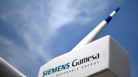 Un modelo de aerogenerador con el logo de Siemens Gamesa, en la sede de la compañía en la localidad vizcaína de Zamudio. REUTERS/Vincent West