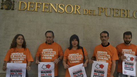 Afectados por la subida de los alquileres del fondo de inversión Fidere en la Comunidad de Madrid, en la sede del Defensor del Pueblo.- ÁLVARO MINGUITO