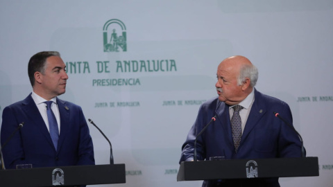 El portavoz del Gobierno andaluz, Elías Bendodo, y el consejero Jesús Aguirre