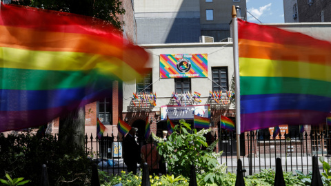 Banderas arcoiris ondean a las afueras del Stonewall Inn, símbolo de la lucha del colectivo LGTB en Nueva York. /REUTERS
