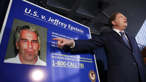 Tras graduarse de escuela superior, Epstein comenzó a estudiar matemáticas y ciencias en dos universidades pero en 1974 dejó definitivamente los estudios sin concluirlos.