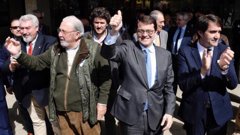 El candidato del PP a la presidencia de la Junta, Alfonso Fernández Mañueco (2d), se felicita con el presidente de la Federación Regional de Caza, Santiago Iturmendi (2i) en presencia del presidente nacional, Ángel López (en el centro). - E