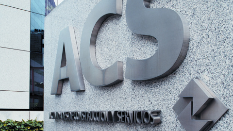 El logotipo de ACS en la entrada de su sede en Madrid.