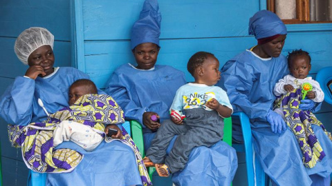 Las cuidadoras del Centro de Cuidado infantil Katwa, en Butembo Kivu del Norte, (de izquierda a derecha) Faradja, Jili y Kiombwe, sostienen a Edouard Tresor, Marie y Jovial, respectivamente. Este centro, que abrió el 21 de junio de 2019, se