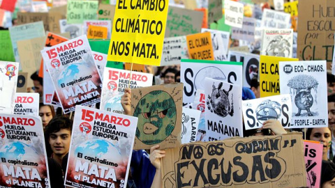 Manifestantes se concentran en Sol con motivo de la huelga climática del 15M./EFE
