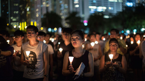 Miles personas sostienen velas mientras participan en una vigilia con motivo del 26 aniversario de la matanza de Tiananmen, en el Victoria Park de Hong Kong, China. EFE