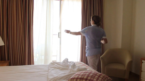 Camarera de piso trabajando /CCOO