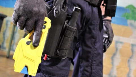 Un agente de los Mossos con una pistola Taser. EUROPA PRESS