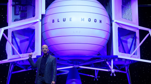 El presidente de Amazon, Jeff Bezos, desvela su cohete de exploración lunar Blue Moon. Reuters