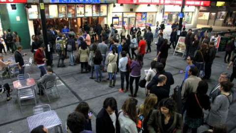 Colas de gente esperando para disfrutar de la Fiesta del Cine.