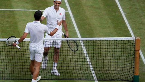 Novak Djokovic (I) de Serbia celebra su victoria contra Roger Federer de Suiza durante su último partido masculino para el Campeonato de Wimbledon. Foto: EFE