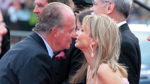 El Juan Carlos I saluda a su amiga Corinna Sayn-Wittgenstein durante un acto en 2006 | EFE/ Archivo