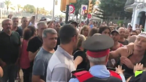 Moments de tensió davant el centre de MENAs del Masnou, quan una concentració xenòfoba ha provat d'atacar l'alberg. CCMA