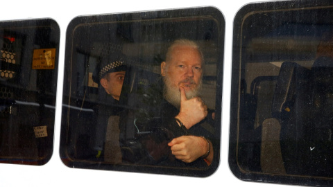 12/04/2019 - El fundador de WikiLeaks, Julian Assange, tras ser arrestado por la Policía británica en la embajada ecuatoriana en Londres. / REUTERS