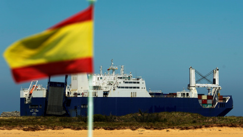 El buque de carga saudí Bahri-Yanbu, a su salida del puerto de Santander. REUTERS / Vincent West