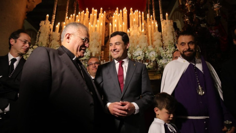 El presidente de la Junta de Andalucía, Juanma Moreno, en Córdoba, hoy, durante su visita a la Semana Santa. Europa Press