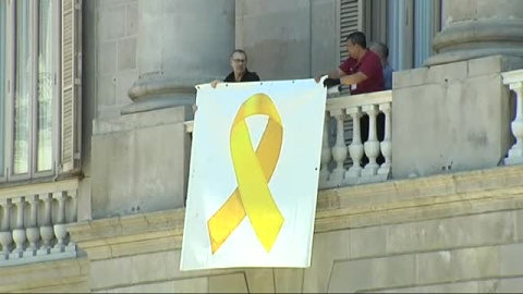 Colau vuelve a colgar el lazo amarillo en el Ayuntamiento de Barcelona. /ATLAS