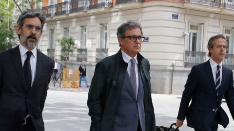 Jordi Pujol Ferrusola cuando se dirigía el martes a la Audiencia Nacional acompañado de sus abogados, Cristóbal Martell y Albert Carrillo / EFE