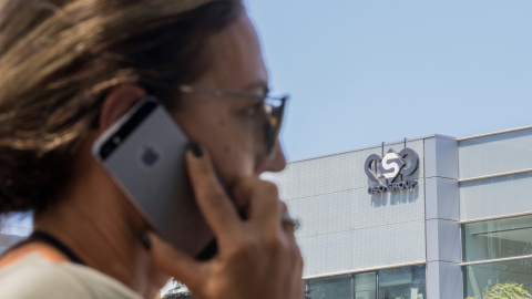 28/08/2016 - Una mujer habla por teléfono frente al edificio de la empresa de espionaje israelí NSO Group en Herzliya, cerca de Tel Aviv. / AFP