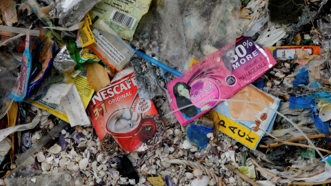 Un sobre de Nescafé y restos de basura en una playa de Filipinas. REUTERS/Eloisa Lopez