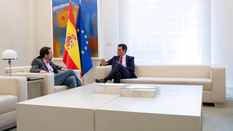 El presidente del Gobierno en funciones, Pedro Sánchez, con el secretario general de Podemos, Pablo Iglesias, en su encuentro en el Palacio de la Moncloa tras las elecciones del 28-A. EFE