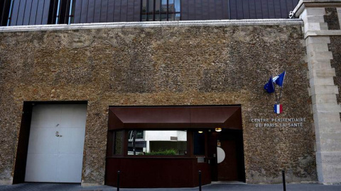Vista frontal de la prisión de La Sante donde está Josu Ternera. (JULIEN DE ROSA | EFE)