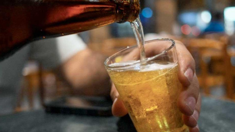 Cada día 50 vuelos a nivel mundial se ven obligados a lidiar con pasajeros ebrios. EFE