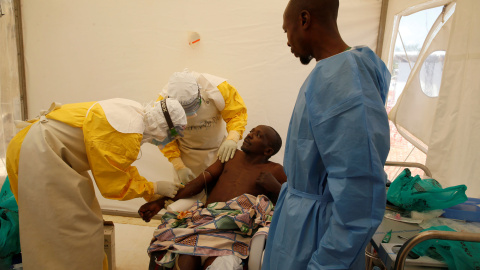 Profesionales médicos y un superviviente de ébola tratan a un paciente dentro de las instalaciones en Beni. / Reuters