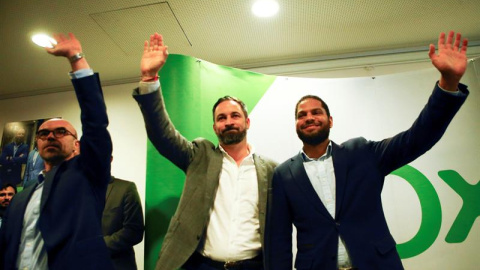 Jorge Buxadé, Santiago Abascal i Ignacio Garriga a un acte al barri barceloní de Torre Baró. EFE / ENRIC FONTCUBERTA