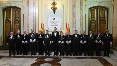 El rey Felipe VI, y el presidente del Tribunal Supremo Carlos Lesmes (6i), durante la fotografía de familia en el acto de apertura del año judicial, esta mañana en el Tribunal Supremo. EFE/FERNANDO VILLAR