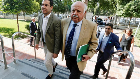El presidente de la Junta de Andalucía, Juanma Moreno (i), junto al consejero de Salud, Jesús Aguirre. EFE
