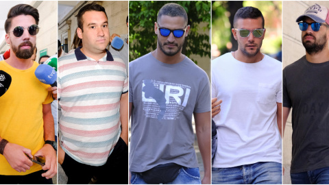 De izquierda a derecha, los miembros de la conocida como La Manada: Jesús Escudero, Jose Angel Prenda, Alfonso Jesus Cabezuelo, Angel Boza, y Antonio Manuel Guerrero, tras presentarse en el juzgado de guardia de Sevilla. EFE