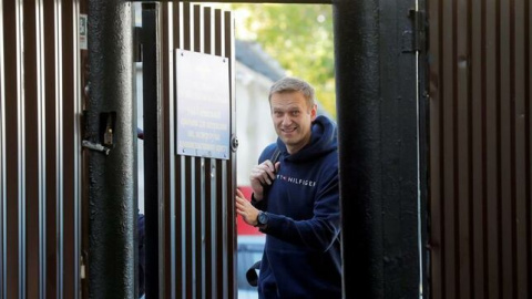 El líder opositor ruso Alexéi Navalni abandonando el centro en el que permanecía arrestado. EFE
