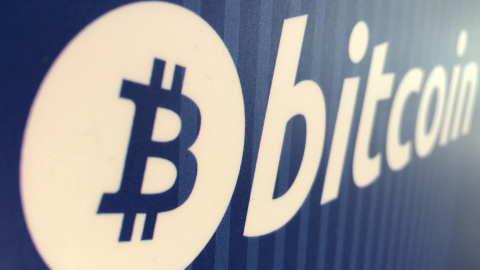 El logo de Bitcoin en un cajero automático de criptomonedas en la localidad californiana de Santa Monica. REUTERS/Lucy Nicholson