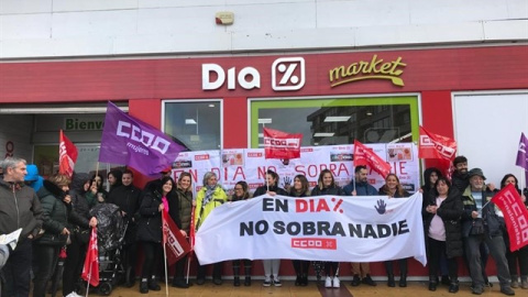 Concentración contra el ERE en Día, convocada por CCOO, en uno de sus supermercados en Cantabria. E.P.