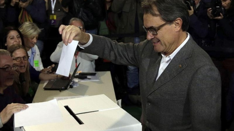 El expresidente de la Generalitat, Artur Mas, vota en la consulta del 9N /EFE