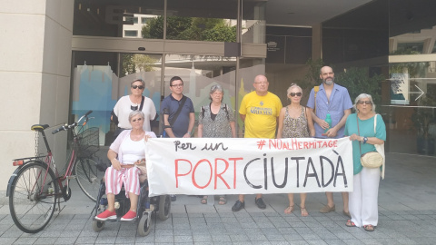Representants de la Plataforma Port Ciutadà, després de presentar les al·legacions contra el projecte de l'Hermitatge. ESPERANZA ESCRIBANO