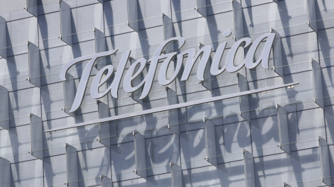 Logo de Telefónica insertado en el edificio de su sede en la Ronda de la Comunicación, en la zona norte de Madrid. E.P./Eduardo Parra