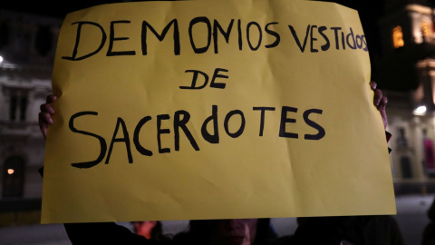 Una pancarta que dice: "demonios vestidos de sacerdotes", durante la manifestación en Santiago de Chile de las víctimas de abusos sexuales por parte de la Iglesia Católica chilena. / Reuters