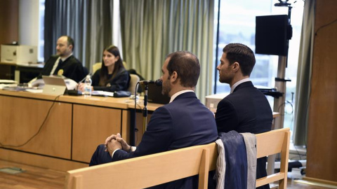 El exjugador del Real Madrid Xabi Alonso (d), este martes en la Audiencia Provincial de Madrid, donde es juzgado por presuntamente defraudar a Hacienda. EFE/ Victor Lerena