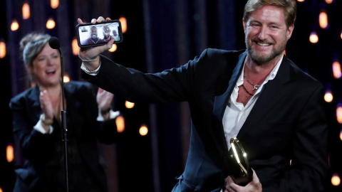 El director Paxton Winters tras recibir la Concha de Oro a la mejor película por 'Pacificado'.- EFE