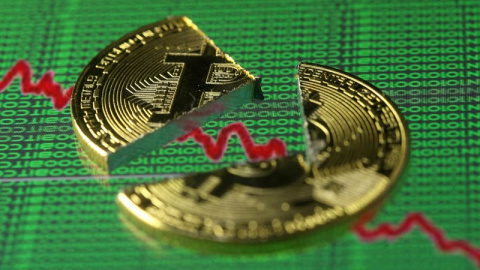 Un bitcoin roto. | DADO RUVIC (REUTERS)