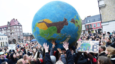Estudiantes de todo el mundo reivindicando una mayor acción política contra el cambio climático. EFE