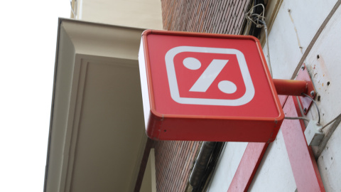 Logo de Dia en uno de sus supermercados en Madrid. E.P./Marta Fernández