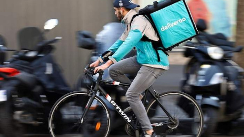 Imagen de archivo de un repartidor de Deliveroo. EFE