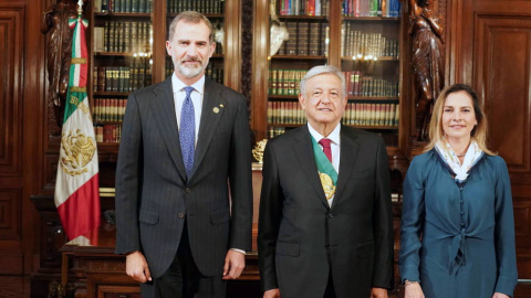 Felipe VI y el presidente mexicano López Obrador junto a su esposa Beatriz Gutiérrez en México. / EFE
