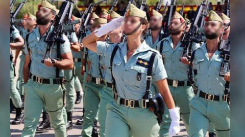 Legionaria desfila junto a sus compañeros por el XCVII aniversario de la Legión. / YouTube