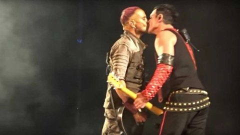 Dos integrantes del grupo se dan un beso en el concierto. Instagram